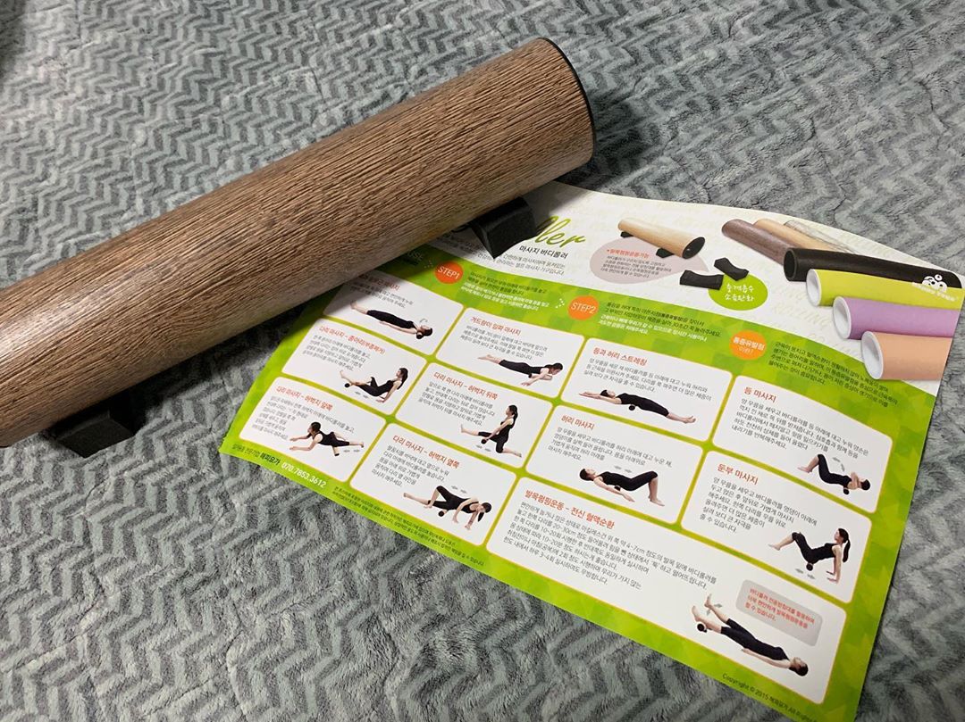 정 초 리 (chori jung) on Instagram: “요즘은 폼롤러 조차 고급진이군
Thanks to @happyyoga_link .
#해피요가 #요가용품 #마사지바디롤러 #다이어트 #홈트 #운동하는여자”