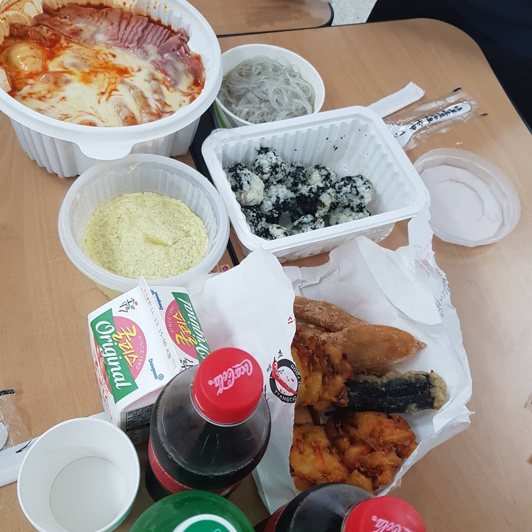 학교에서 엽떡!!!💗 계란죽 없는게 아쉽다ㅠ 다음에 꼭 있는곳에서 먹어야지!! #엽떡 #엽떡중국당면 #중국당면 #엽떡주먹밥 #엽떡계란찜 #엽떡튀김 #학교 #학교생활 #고등학생 #01 #행복해💕 #존맛탱👍