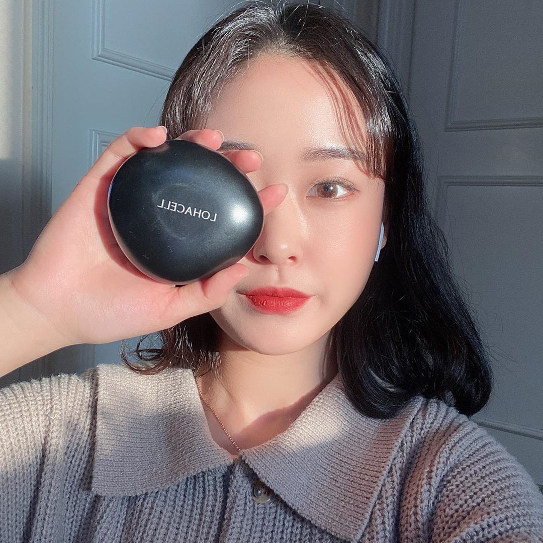 🐰보르미에오🥕 on Instagram: “평소에 화장을 하면 피부는 얇게 바르는걸 좋아하는데 조금만 발라도 들뜸이 심해서 묽은 제형을 많이 썼더니 지속력이 안좋아서 어떤걸 써야할지 고민이었는데 로하셀조약돌쿠션은 피부에 얇게 잘 발라지고 들뜸없고 은은하게 광나는 피부가 수정화장 안해도…”