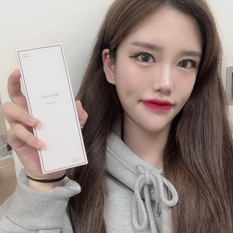 소연 (𝕤𝕠𝕪𝕖𝕠𝕟) 🌷 on Instagram: “🎀 블랑풀 톤업크림 🎀 
기존의 부자연스럽게 하얗게 뜨는 톤업크림이 아닌 자연스럽고 은은한 광나는 톤업크림 (≧∀≦) 일단 안끈적여서 넘 좋당 
#블랑풀필터크림 #블랑풀 #블랑풀톤업 #필터크림 #톤업크림 #톤업크림추천”