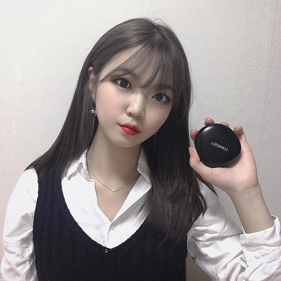 연지 on Instagram: “로하셀 조약돌쿠션 21호_ 커버력+지속력갑👍🏻 가방에 넣어다니기도 좋고, 한손에 쏙 들어오는 사이즈라서 편하고, 속은 촉촉한데, 겉은 뽀송! 매트한걸 좋아하는 나에게 찰떡쿠션인거같다! 리필용까지 넉넉하게 있으니 열심히써야지_:) . . . #로하셀…”