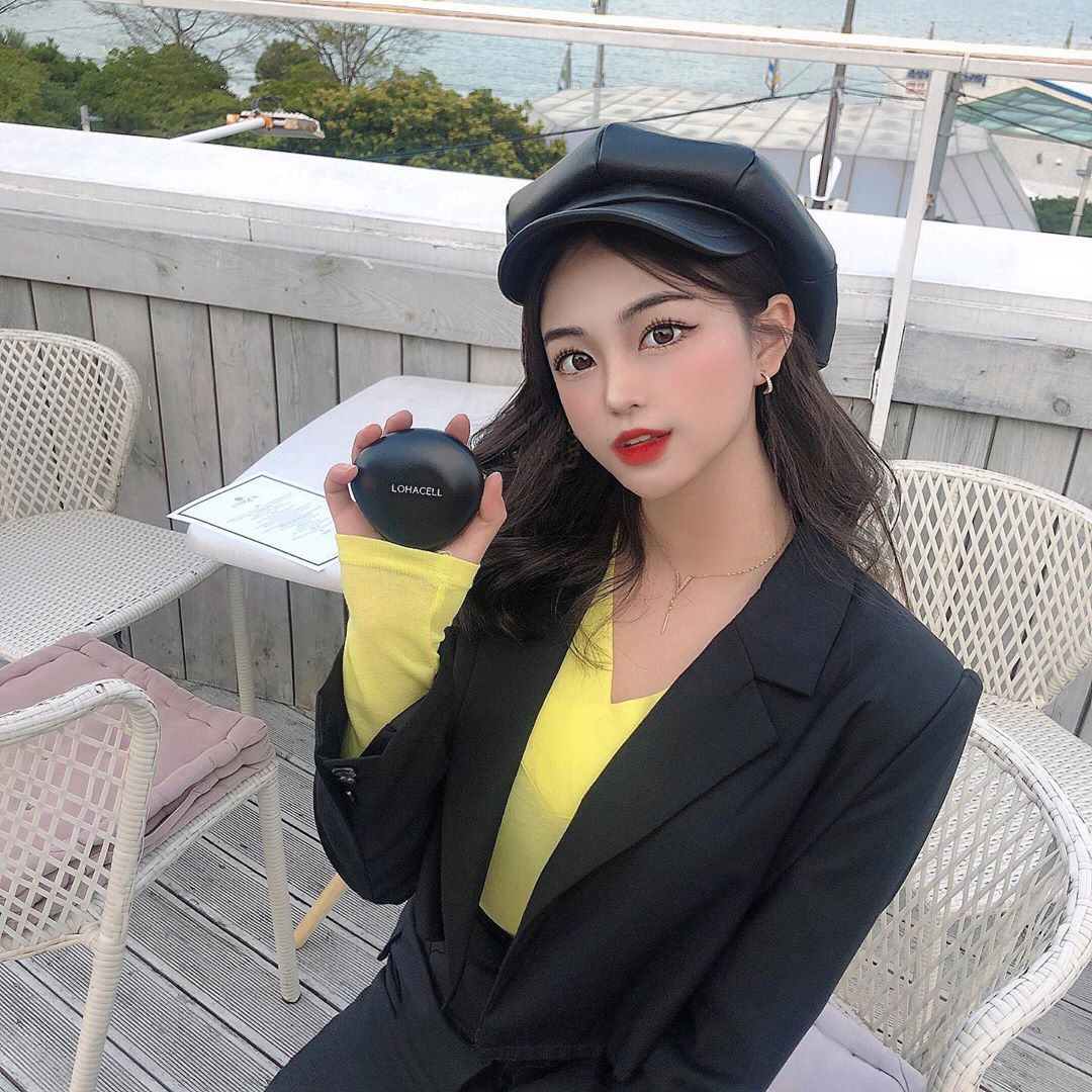 로레니 on Instagram: “나 쿠션 바꿨다 !! 조약돌 쿠우션으로🖤 스킨케어 부터 클렌징 그리고 베이스 메이크업 나 그냥 로하셀에 뼈를 묻어요 😻🔥 본격적인 겨울을 앞두고 낮은 기온에도  뜨지 않게 두껍지 않은 커버링  10시간 외출 후 짱짱한 유지력까지  단품만 썼는데…”