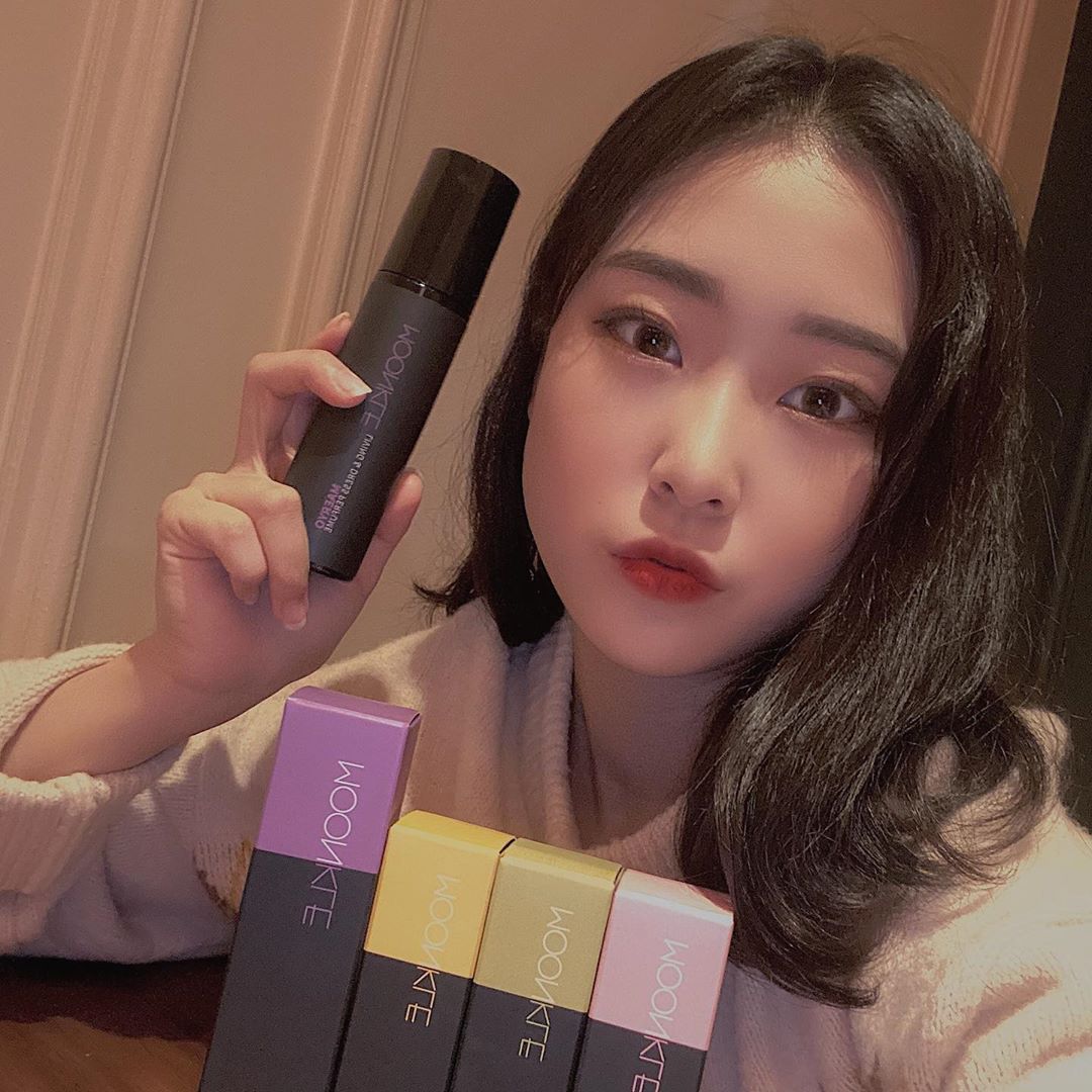 🐰보르미에오🥕 on Instagram: “평소에 쓰는 섬유유연제 향이랑 너무 비슷해서 거부감 없이 뿌릴 수 있는 제품인 것 같아요 뿌리는 순간부터 향이 은은하게 지속되서 좋고 사이즈가 50ml,100ml 두가지 종류라서 휴대할 수 있는 용도랑 집에서 뿌릴 용도 두가지로 가지고 있어도 좋을…”