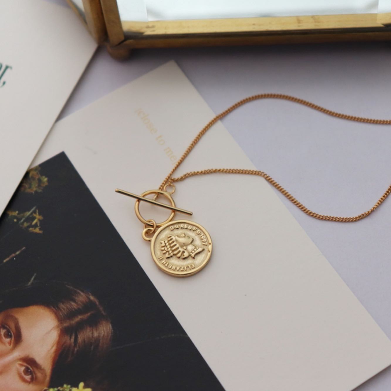 toggle coin necklace✨

다른 제품들과 레이어드하여
코디하기 좋은 목걸이입니다.