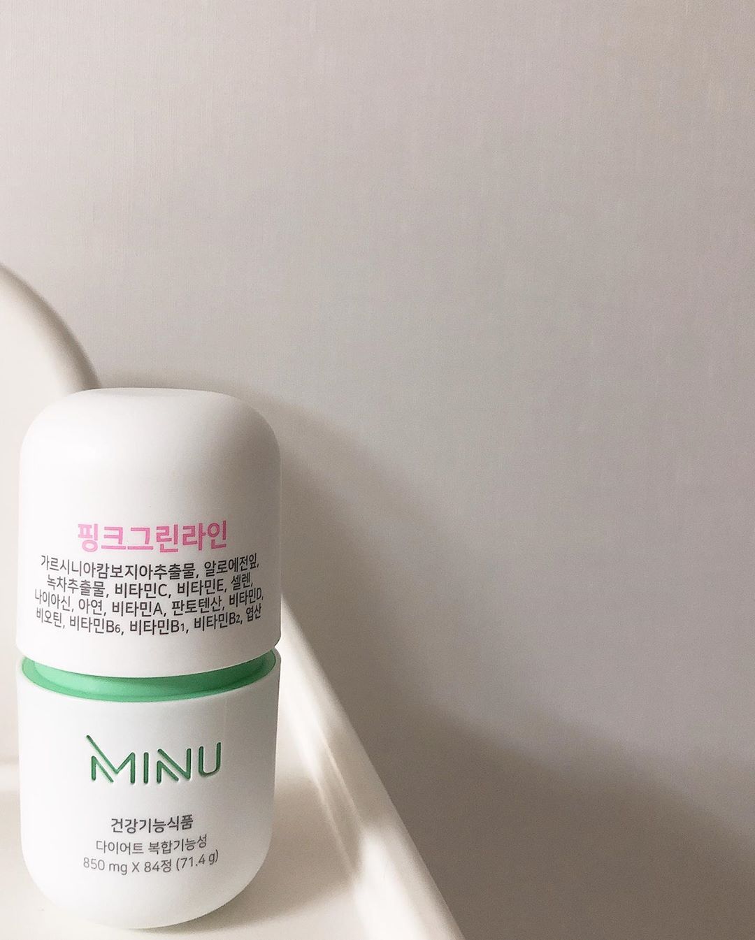 @18.6.22 on Instagram: “⠀ 미누 먹고 효과본 1인 🥳 비타민 아연도 따로 안챙겨 먹어도 되고 먹으면서 하는 건강한 다이어트 핑크그린라인은 💖💚 탄수화물이 지방으로 합성되는 것을 막아주는 가르시니아 추출물, 체지방 감소에 효과가 있는 녹차추출물 카테킨, 원활한 배변활동을…”