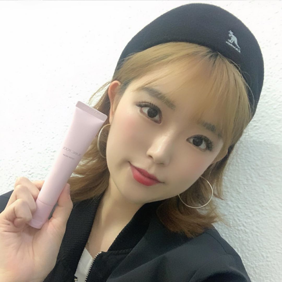 상희 ( 24 ) on Instagram: “원래 끈적이는 거 싫어해서 선크림도 잘 안 바르고 다니는데 블랑풀 톤업크림은 끈적이지도 않고 또 그렇다고 너무 매트하지도 않아서  화장하기 귀찮을 때 가볍게 바르고 나갈 때 쓰기에 최고 👍🏻♥️ 톤업크림은 블랑풀에서 ! . . . . . #블랑풀…”