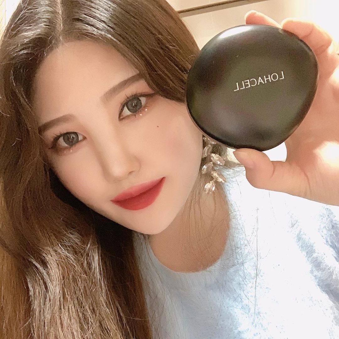 박엔젤입니다 on Instagram: “로하셀 조약돌 쿠션 💖  이 제품은 48시간 메이크업 지속력 테스트를 완료한 제품으로 조약돌처럼 매끈한 피부를 연출할 수 있어용 퍼프는 눈가, 코 주변 같은 좁은 부위도 꼼꼼하게 커버할 수 있도록 물방울 모양으로 디자인되어서 좁은 부위에 사용하시기…”
