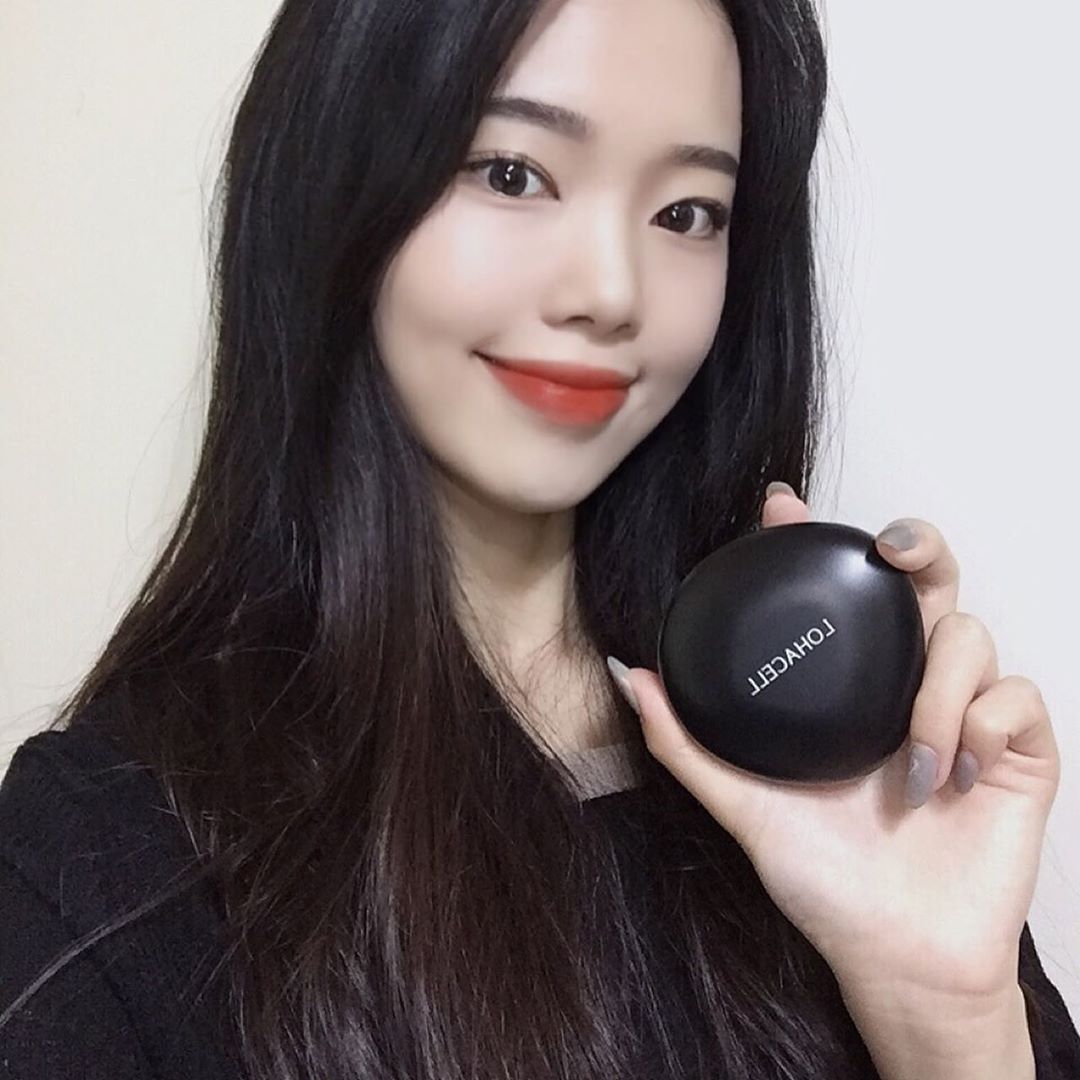 🌞 on Instagram: “로하셀 조약돌쿠션은 48시간 메이크업 지속력 테스트를 완료한 제품으로 조약돌처럼 매끈한 피부를 연출할 수 있다고 한다. 조약돌쿠션의 퍼프는 눈가, 코 주변 같은 좁은 부위도 꼼꼼하게 커버할 수 있도록 디자인된 쿠션! . . 종말 인생쿠션!!…”