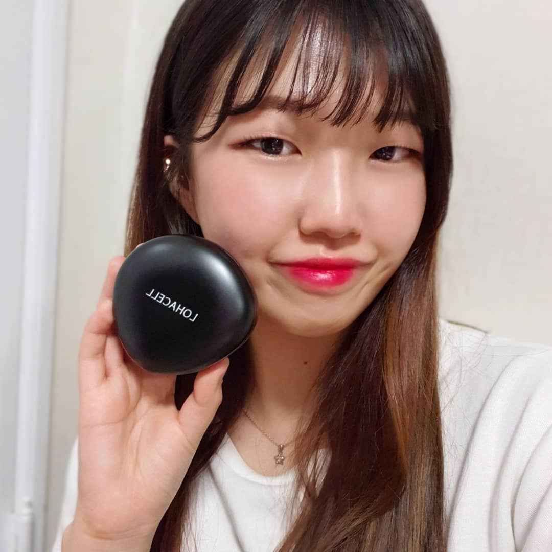 기쁠 희喜 베풀 진陳 on Instagram: “로하셀 리얼 피팅 쿠션🖤 로하셀 조약돌쿠션은 48시간 메이크업 지속력 테스트를 완료한 제품으로 조약돌처럼 매끈한 피부를 연출할 수 있습니다🙆🏻‍♀️조약돌쿠션의 퍼프는 눈가, 코 주변 같은 좁은 부위도 꼼꼼하게 커버할 수 있도록 디자인되었습니다💖 .…”