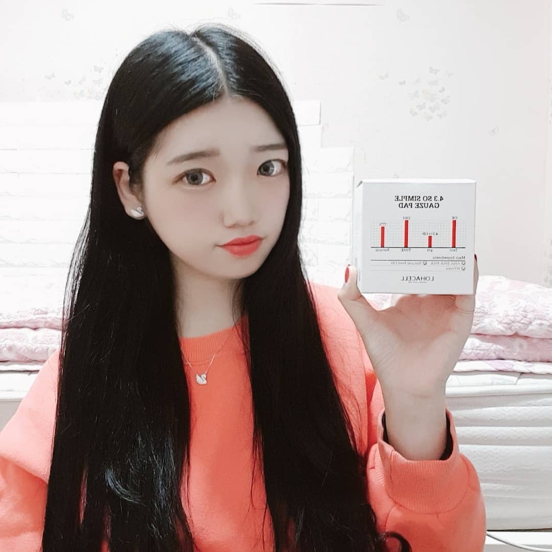 보굥 on Instagram: “[로하셀]쌍욕패드😖 ⠀ 피부결정돈, 화장수정, 피부진정 등 여러개의 관리할필요없이 하나로만 다 케어가능하여서 좋다 ⠀ 제품 설명 URL : https://bit.ly/2YvFYEF 로하셀 쌍욕패드는 세안 후 첫 단계에 사용하는 기초 스킨케어 제품으로…”