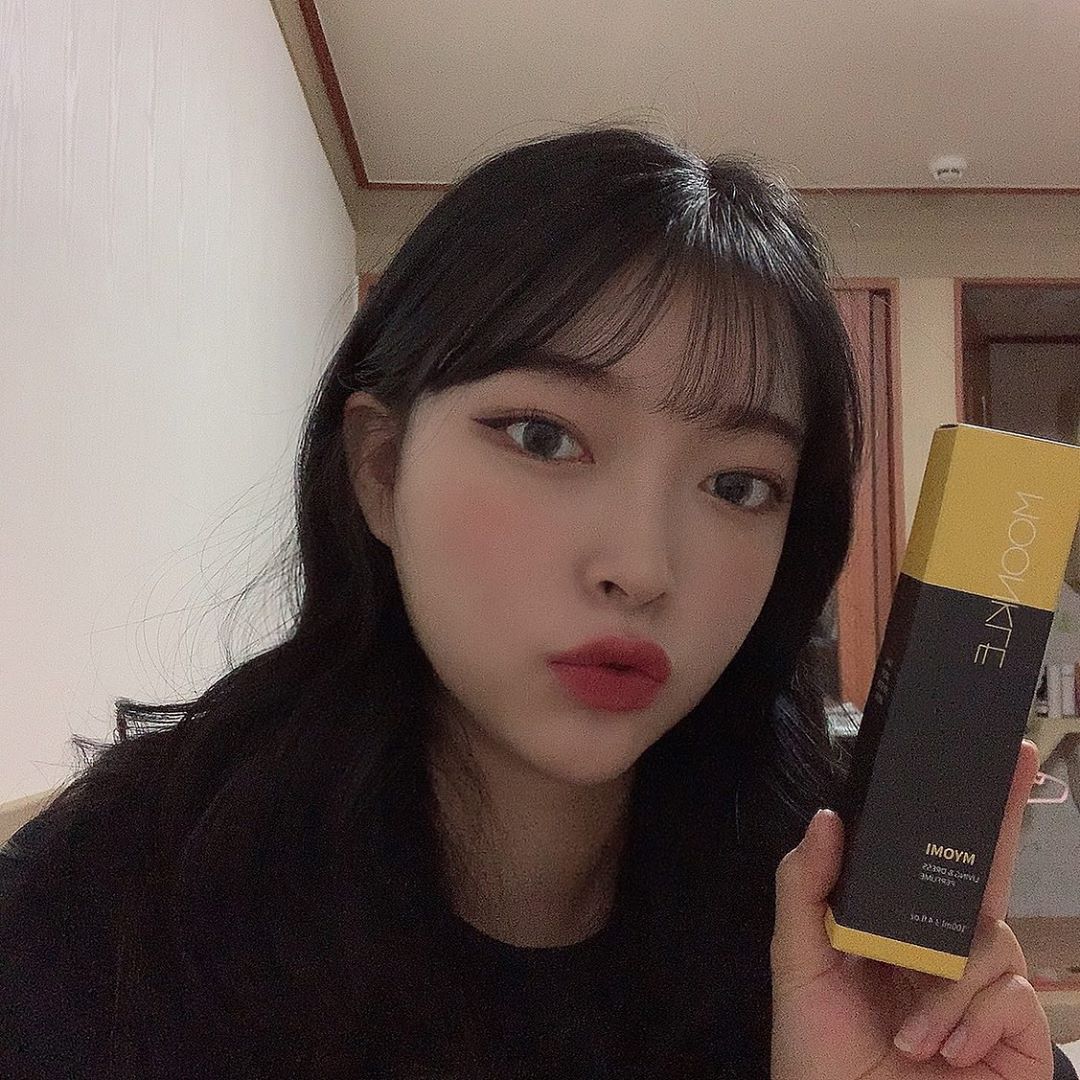강민지 on Instagram: “달달한 향기 나서 계속 맡는 즁••
꽃향기가 달달하고 시트러스랑 바닐라 향도 나는 듯🙌🏻 #뭉클 #뭉클 섬유향수 #섬유향수 #섬유 탈취제 #뭉클묘미 #ad”