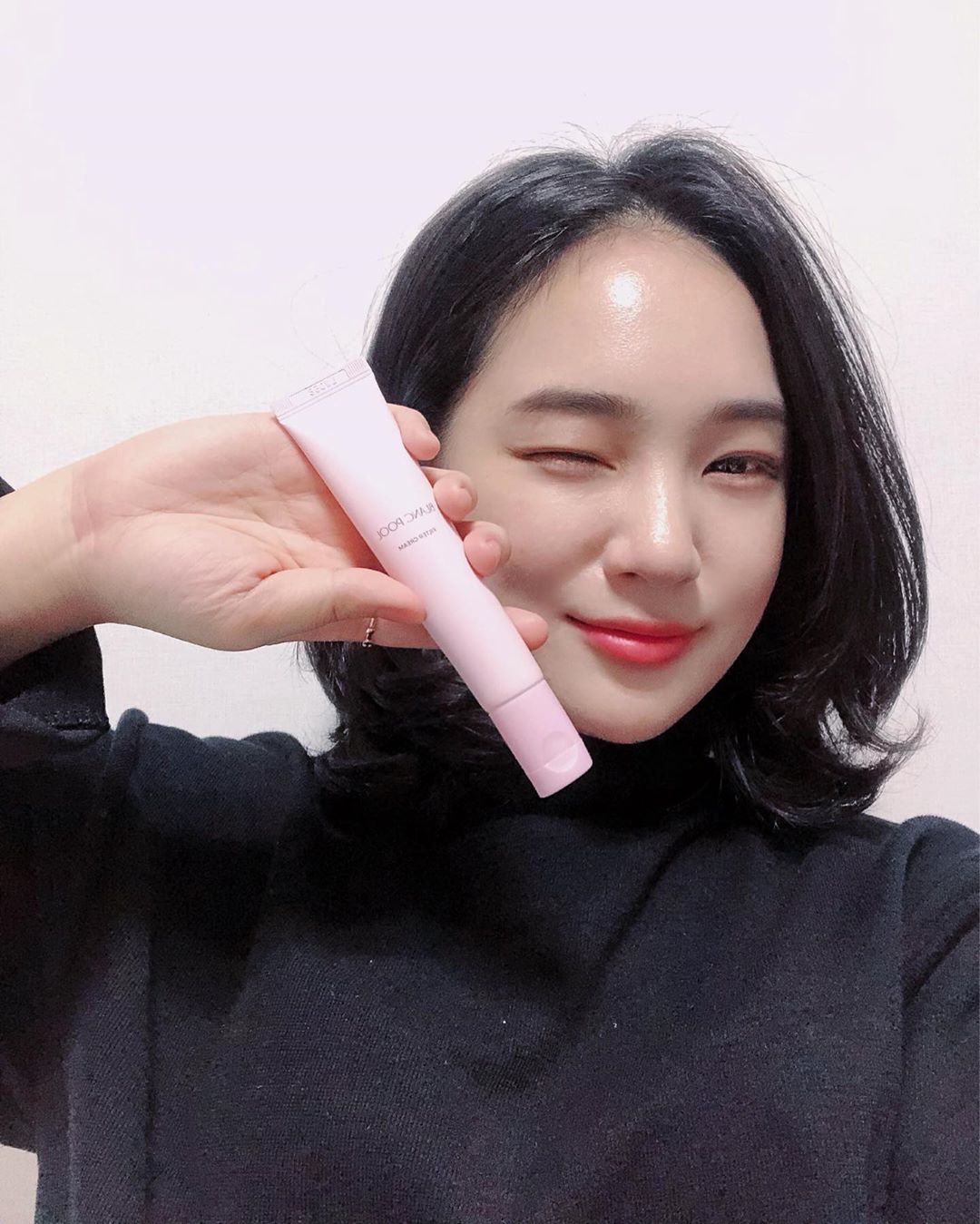 화연 on Instagram: “요즘,, 내 동년배들,, 다,, 톤업크림 쓴다,, - ✅ 발림성이 진짜 좋아서 소량으로 슥슥 바르기만 해도 얼굴 전체 다 바를 수 있어요 진자 첨에 많이 짰다가 달걀귀신 될 뻔👻 ✅ 톤업크림이 보통 인위적으로 하얘지고 뭔가 얼굴만 둥둥 뜬다고 그래서…”