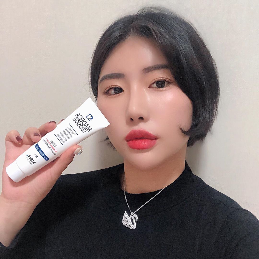혲이 on Instagram: “엄청난 #크림 이에요.. #서울 살때만 하더라도 저는 제가 잘 타는지 몰랐습니다😭 지방으로 내려온 후 갑자기 까매졌쬬,,, 그래서 바르기 시작한 미백크림(톤업크림)도 일시적일뿐,, 큰 도움이 못됐어요😭 그때 나타난 #마데카소사이드크림 !! . .…”