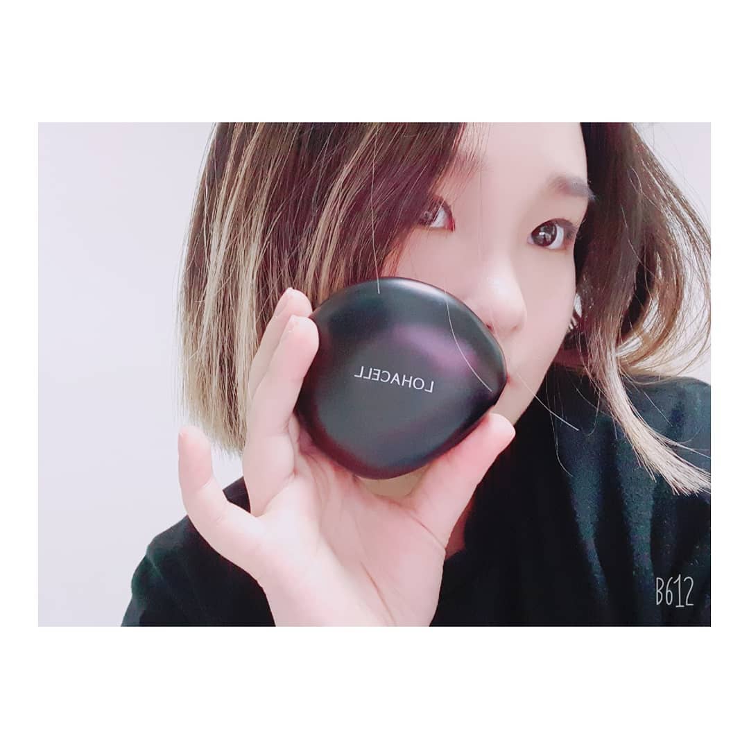 김혜지 on Instagram: “- 귀욤뽀짝한 로하셀조약돌쿠션🙂 지속력 장난없는 아이 (깜짝놀라버림!!) 밀착력까지 완벽해버리면 어떡해????응??? 주름에 끼지않는 건 로하셀 너가 처음이야🙃 . . #로하셀 #lohacell #로하셀조약돌쿠션 #조약돌쿠션 #리얼피팅쿠션…”