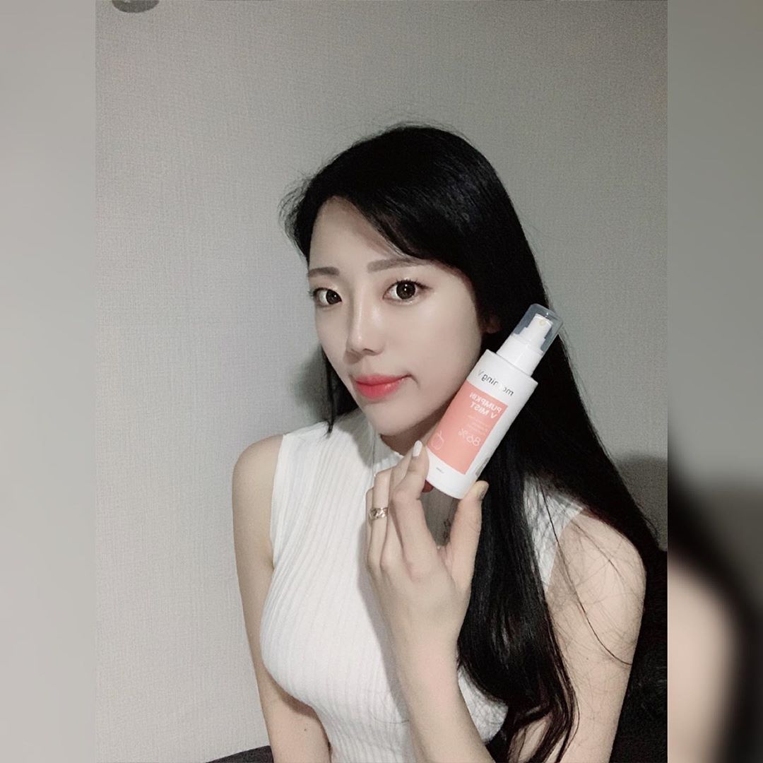 진호 💑 on Instagram: “세안 후 건조하고 예민한 피부에 사용하면좋은 토너 호박미스트 ✊🏻 요즘같은 건조한 날씨에 딱이당🥳 . . #모닝브이 #morningv #호박브이미스트 #붓기 #붓기빼기 #붓기미스트 #미스트 #미스트추천 #화장품추천 #화장품리뷰 #화장품그램…”