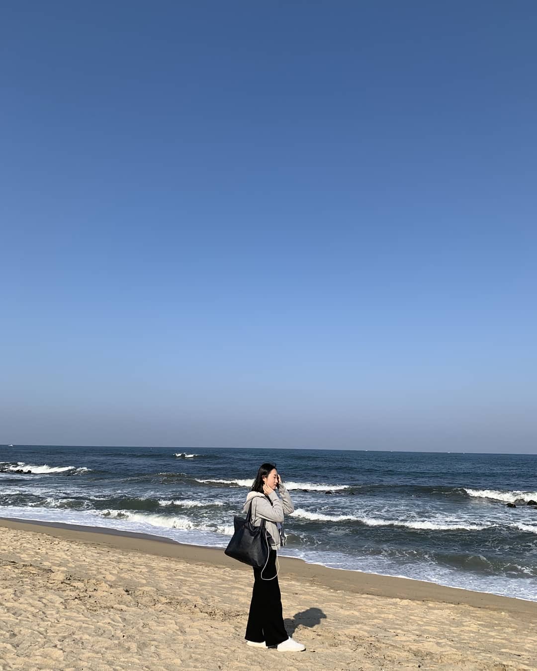 바다를 보았다, 파도를 보았다
내 두 눈에 담긴 파아란 풍경이
이내 곧, 나에게 말을 해주듯
차갑게 속삭였다.
