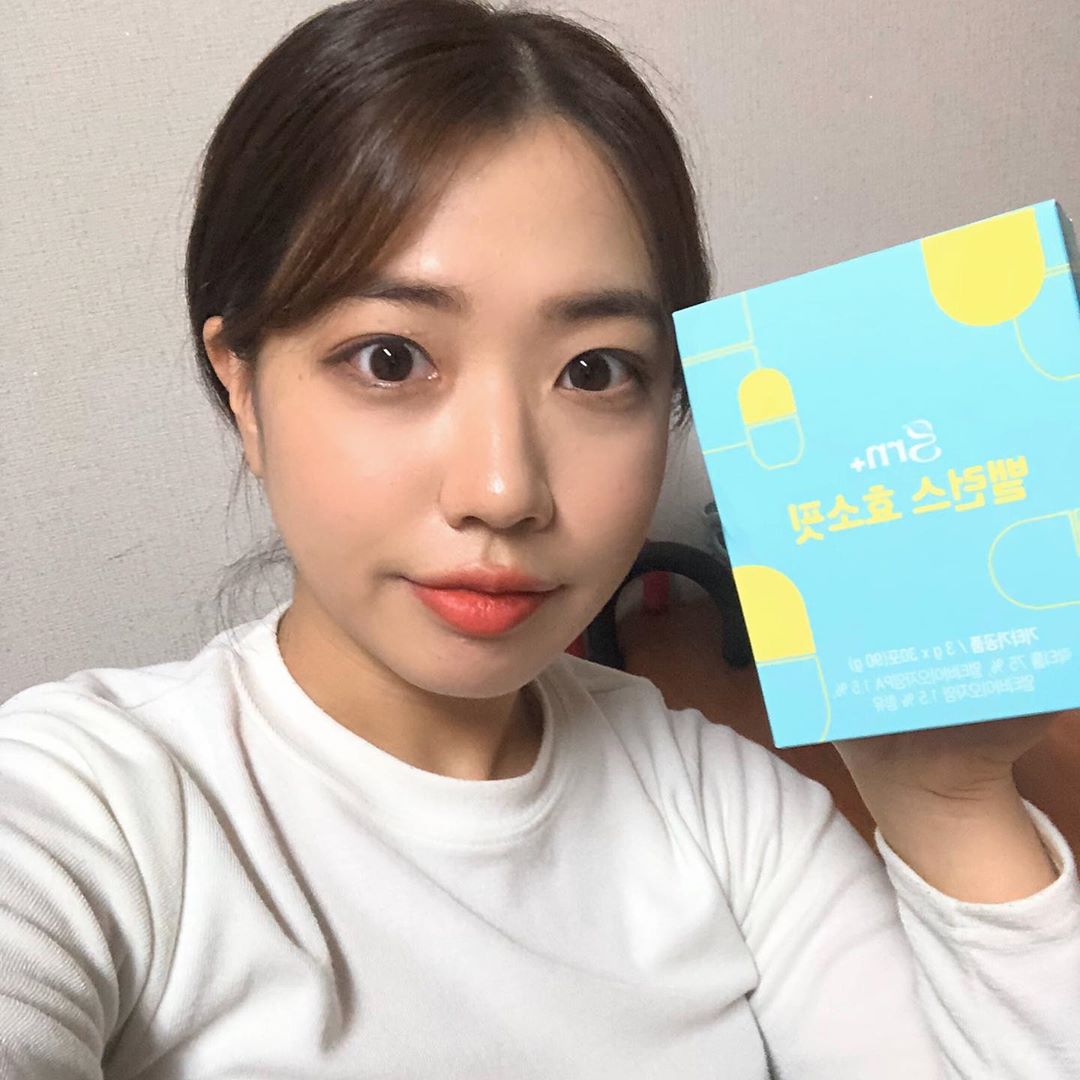 임현아 on Instagram: “요즘 꾸준하게 먹고 있는 지알엔 효소🐶 효소 먹으면서 피부도 좋아지고 배변활동도 활발해졌어요! 한달에 한번씩 오는 그날 전에 항상 변비걸려서 힘들었는데 이번에는 그런게 없었어요🥰 덕분에 똥배도 안나오더라구요 ㅎㅎ 휴대하기도 편하게 한포씩 포장되있어서…”