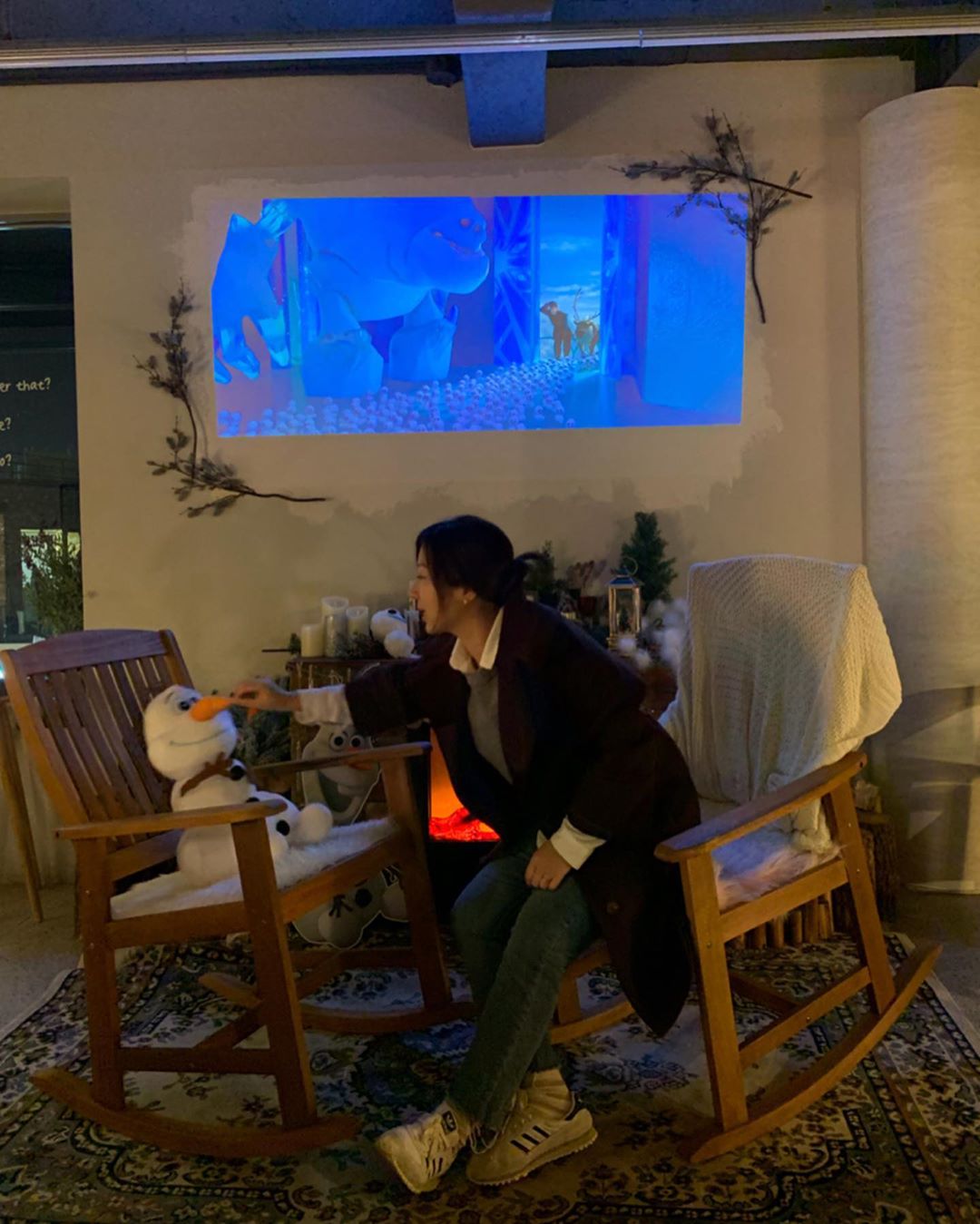 Heejung Kong on Instagram: “#귀여운올라프 . . . 겨울왕국의 올라프로 가득한 카페가 삼청동에 오픈!! 굿즈를 2만원 이상 구매시 프로즌페스타 기념 팔찌를 증정한다고 해요🙌🏻🙌🏻 삼청동에서 귀여운 올라프를 만나보세요⛄️ . . .…”