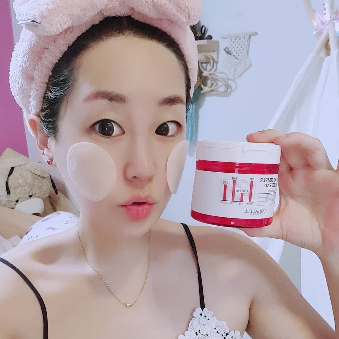 혀나언니 on Instagram: “수분은 바짝바짝 마르고 각질, 피지는 장난 아닌 요즈음.. 피부관리는 #로하셀 #쌍욕패들  양면으로 묵은각질까지 빠이염👐👐 여자들한데도 좋지만 남동생 피부광 나는것보니까 남자들에게도 추천드리고싶은 아이템🖤  #lohacell #로하셀쌍욕패드…”