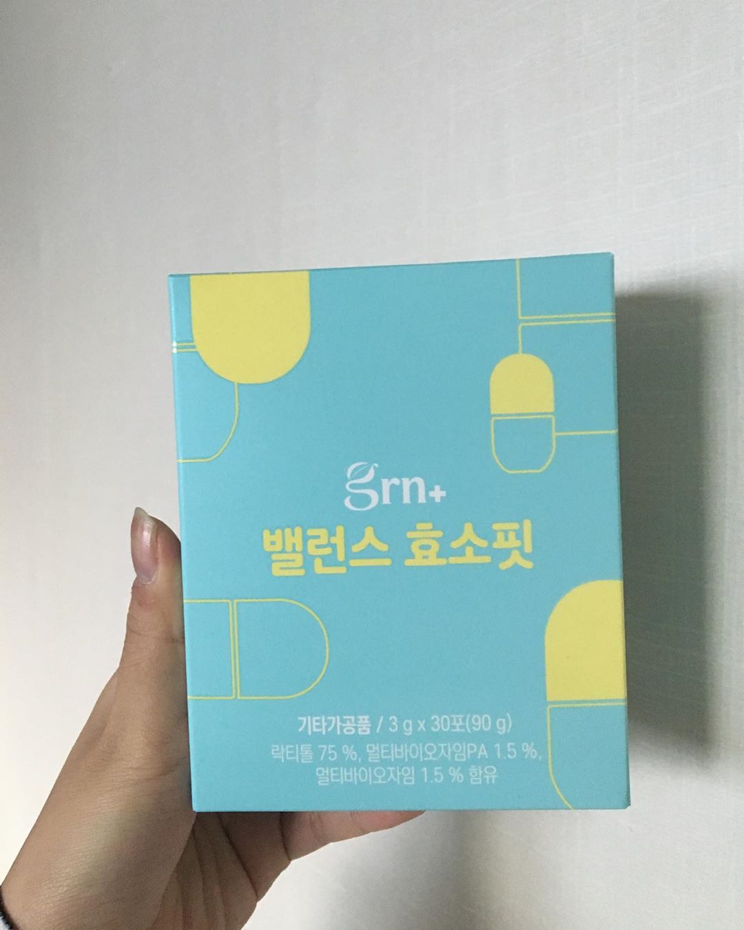야니 on Instagram: “지알엔에서 유산균이 나왔다고 해서 먹어보았다!! 스틱이라 가지고 다니기도 편하고 맛도 레몬맛이어서 좋았다. 근데 개인적으로 물에 타먹는 건 레몬맛이 별로 안나서 간편하게 섭취하는 게 나한텐 더 맞았다!! . . #grn #지알엔 #grn밸런스효소핏…”