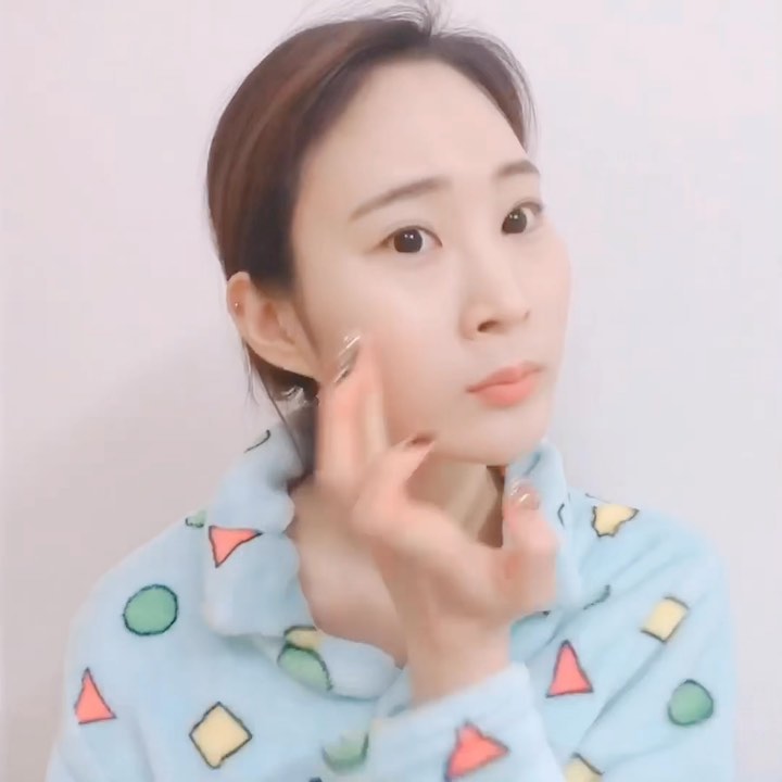 ᴵᴹᴴᴱᴱ ♥ on Instagram: “마데카소사이드 8,000PPM 함유 미백, 주름개선, 피부재생을 한번에 화해어플에서 분류한 유해성분, 알레르기유발성분 Zero🙅🏻‍♀️ #마데카크림 #마데카소사이드크림 #미백크림 #화이트닝크림 #나우앤애프터 #스킨케어 #마데카소사이드3x화이트닝크림…”