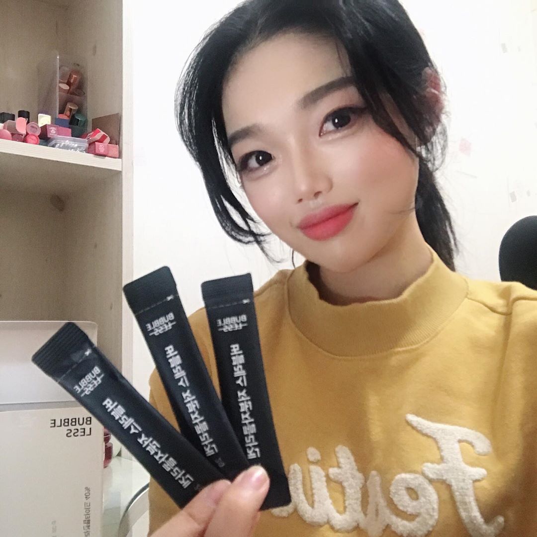 다정 on Instagram: “가지고 다니기 편해서 어디서든 먹기 편하고 콜라겐물질인 비타민 C와 비타민 B가 함유되어있어서 햇빈에 노출되어있고 화장이 잘 안먹는 분에게 추천 😄  하루에 1개만 먹으면 되는데 상큼하고 뭔가 익숙한 레몬맛이였고 음료에 타먹거나 샐러드에 뿌려먹어도…”