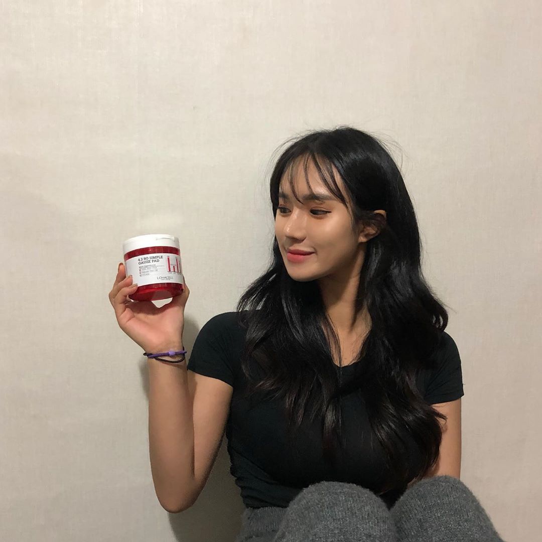 다비🐝 on Instagram: “로하셀 쌍욕 패드 나만 쓰기 아까워〰️ ⠀ 세안 후 스킨케어 첫 단계에 양면 패드로 쓱싹 닦아주니까 각질과 피지, 블랙헤드가 사라지는 마법 같은 일이 생겼어요!! ⠀ 저자극 테스트도 통과한 제품이라 사춘기 트러블로 고생인 제 동생도 함께 쓰는…”