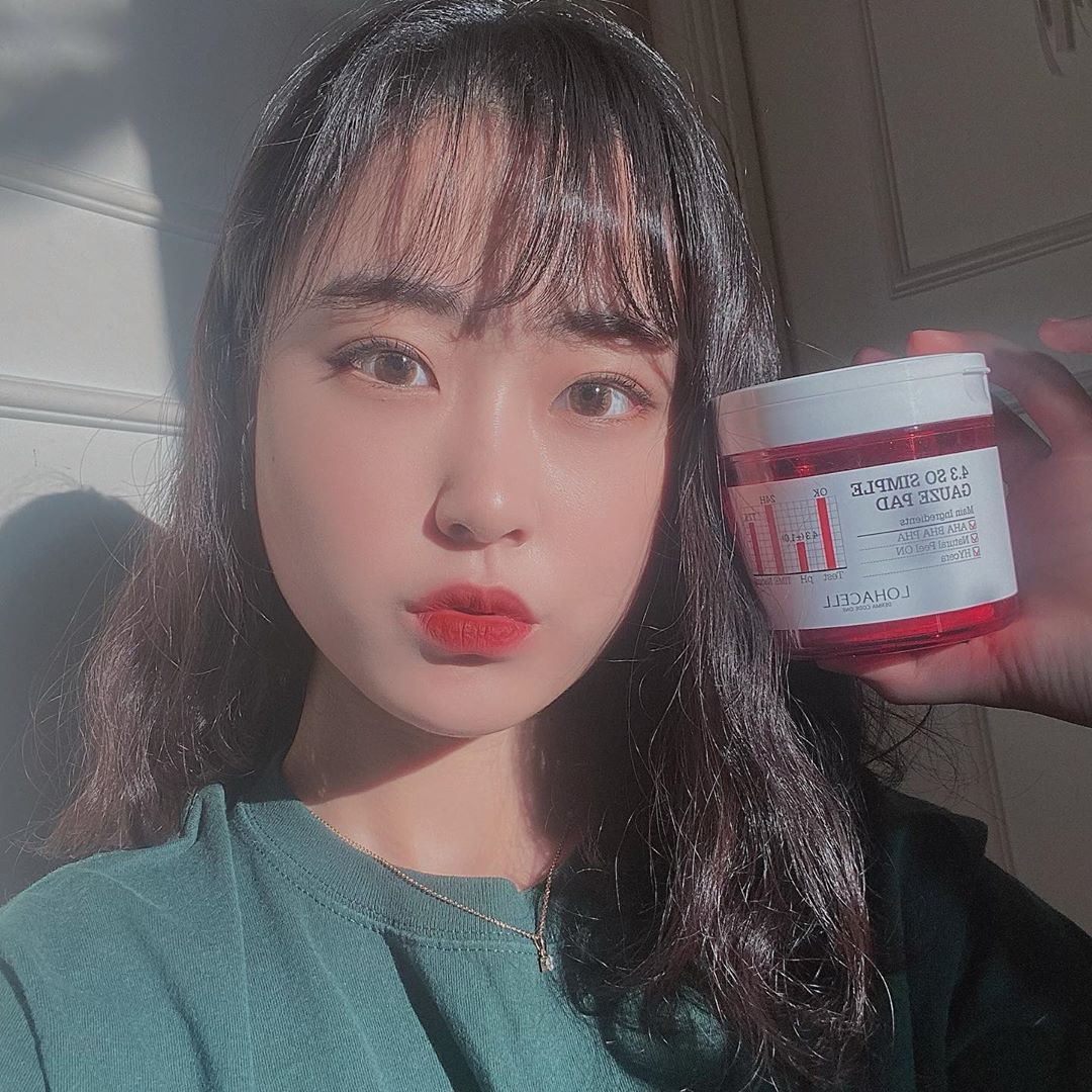 🐰보르미에오🥕 on Instagram: “로하셀 쌍욕패드는 세안 후 첫 단계에서 사용하는 기초 스킨케어 제품으로 각질과피지, 블랙해드, 메이크업 잔여물을 제거하여 피부결을 개선시켜줄 수 있는 제품입니당 양면 패드여서 피부결을 효과적으로 정리할 수 있고 피부 저자극 테스트를 완료한 데일리…”