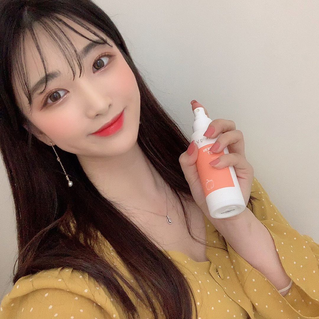 @h_adorable.s2 on Instagram: “🧡요즘 내가 아침마다 세안 후에 토너 대용으로 요긴하게 사용하고 있는 🎃호박 브이 미스트!!🎃🧡. 이름에 걸맞게 호박 추출물이 86%나 함유되어 있어 붓기 완화에 도움을 주고 피부에 영양까지도 챙겨주는 똑똑한 제품!! 난 피부가 초초초예민해서 화장품…”