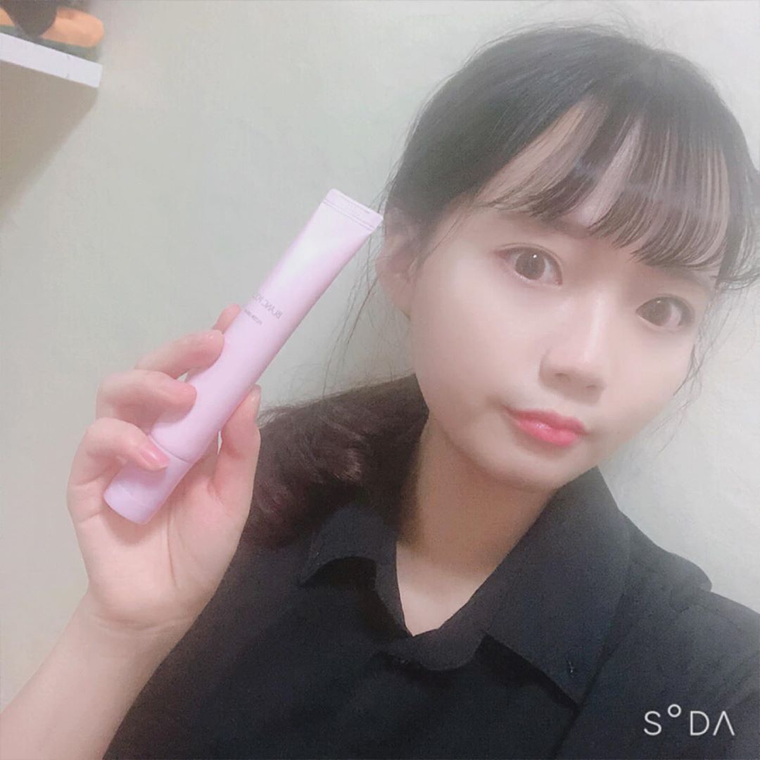 시은이 on Instagram: “요새 자주 쓰는 #톤업크림 💓
언니가 사진에 안개꼈냐고 했다😒”