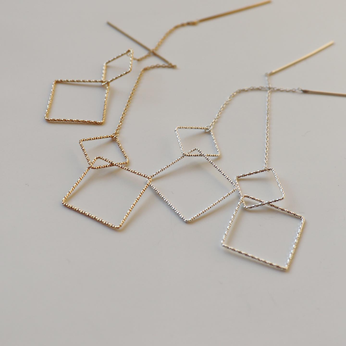 컷팅되어 반짝거리는 드롭이어링
‘lollin earring’✨