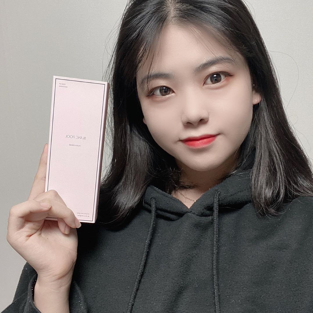 유 진 on Instagram: “#블랑풀필터크림 ❣️❣️ . . . 자연스러운 톤업크림이다! 학교갈 때 자연스럽게 생얼인 척하기 딱좋다 ❗️ 끈적이지 않고 산뜻하게 마무리가 되는게 너무 좋았던🥰  자연스러운 톤업과 촉촉해 부드럽게 발려 사용감이 굉장히 좋은 제품인 것같다❤️❤️ .…”