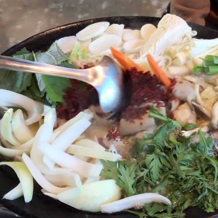 혜인 on Instagram: ““한라산 곱창전골” 여행 중 우리를 위한 메뉴 _👨🏻🧑🏻 양도 푸짐 ! 맛도 굳굳 ! 정라를 위한 계란말이도 부드러워서 넘 잘먹은. 우동사리 떡사리도 기가막히게 찰떡. 다음엔 볶음밥도 꼭 먹고 오기로🧡 _ #제주맛집 #제주도맛집 #서귀포맛집…”