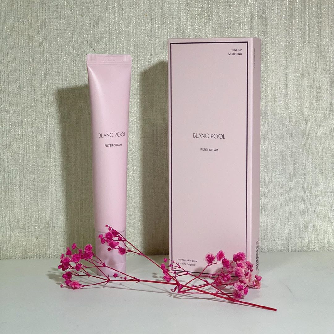 이민서(20) on Instagram: “🌸블랑풀 필터크림🌸 - - - - 미백크림은 바르면 회색톤이 되는게 싫어서 평소 꺼려하는 제품 중 하나였어요😢 블랑풀은 2번째 사진에 손등만 봐도 회색톤이 아니라 자연스럽게 톤업되는 걸 확인 할 수 있어요~!🖐🏻 로션보다 더 촉촉하고 끈적임이 없어…”