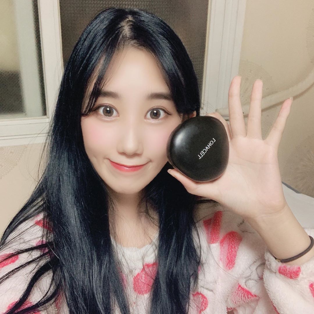 최지윤 on Instagram: “로하셀 조약돌 쿠션 리뷰  귀여우면서도 블랙의 깔끔한 패키징 그리고 약간 파우더리하게 마무리되는게 좋앙 로하셀에서 강조하는 만큼 지속력도 좋구 커버도 굿 ❤️하지만... ! 21호인데도 불구하고 내가 좀 하얀편이라.. 피부톤이 살짝 낮아진당 ㅠ…”