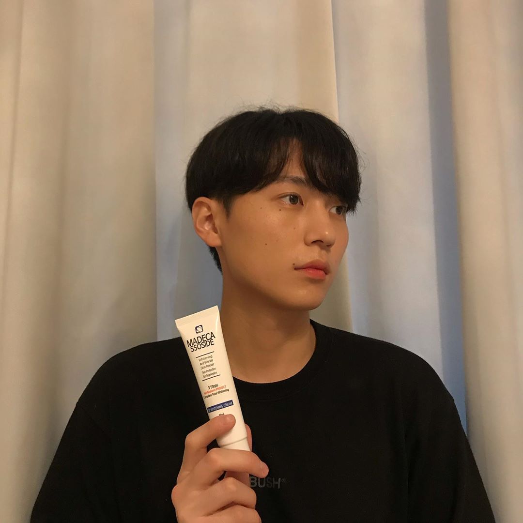 경언(그래픽) on Instagram: “지금까지 써본 크림 즁에 젤 좋은듯,, ☀️레알 실제로 사용하고 쓰는 후기☀️ 일단 협찬 받자마자 자상한 설명서와 함께 작은 회사지만 과대한 홍보보다 믿음직하고 착한 제품으로 승부를 보겠다는(?) 그러한 다짐에 너무 감동ㅠ 내 피부보다 칙칙한…”