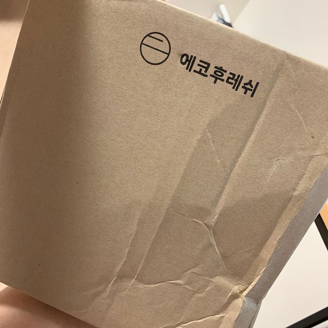 찐(27) on Instagram: “에코후레쉬가 왔어요~~💙 이름만들어도 깨끗해지는 이기분? 총3가지가 왔어요 ✔️세탁조크리너: 가루형으로 들어있고 일반형/드럼형 불문하고 상세하게 사용법 기입되어있어용 너무 간편하게 쓸 수 있겟더라구요 ✔️변기세정제: 잉크형액체와 거치대가 같이…”