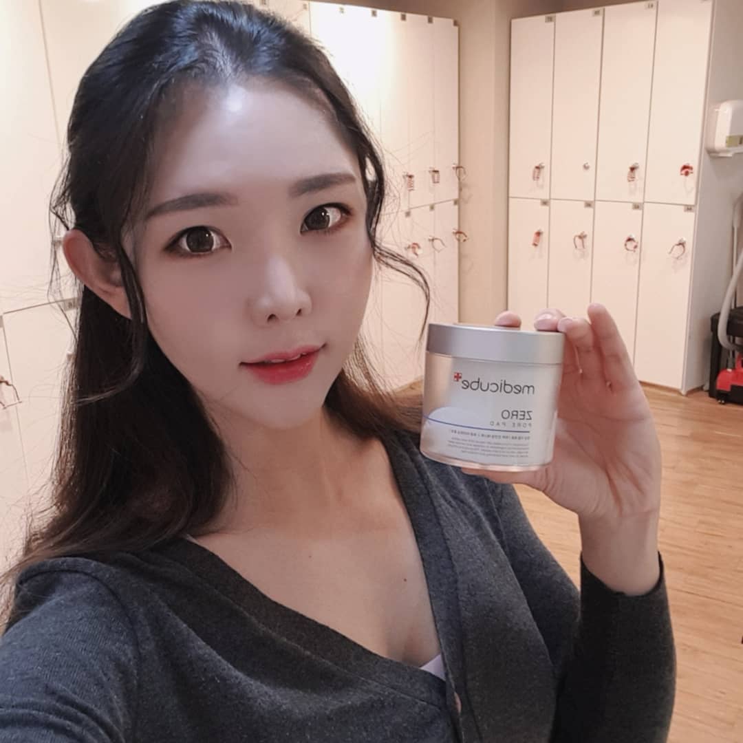 이수진 on Instagram: “센터에 하나
집에하나 쟁여놓고 매일쓰는 #메디큐브
미세먼지 각질제거로 좋음👍👍
홍조가 많은 예민성 피부인데
저자극이라서 홍조 올라오지도 않고
완전 맘에든다늉
.
.
.
#medicube #제로모공패드 #닦토 #공병샷 #모공타이트닝 #각질관리 #추천템”