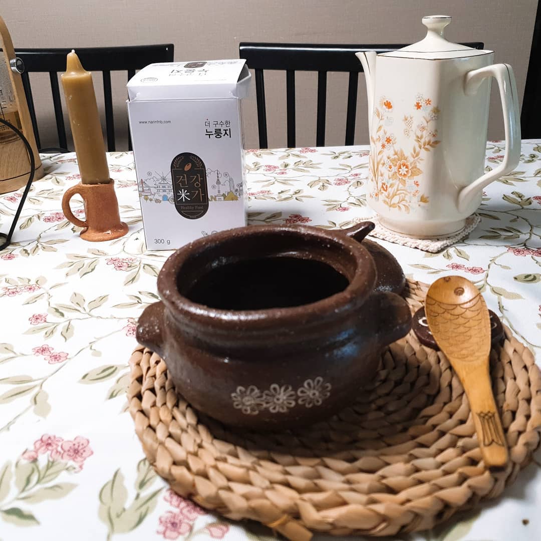 우발 on Instagram: “음주다음날이라  친구가선물해준누룽지개봉 구수하다 꿀맛이다  아침이걸로픽할게 그냥 뜨거운물 붓고 3분뒤에 먹으면 끝 세상간편 든든하네 밥심으로 육아시작 재준이하도달라고울어서 주니 나보다 더잘먹음 백프로 쌀누룽지이니 최고 💚💚 @beanissue…”