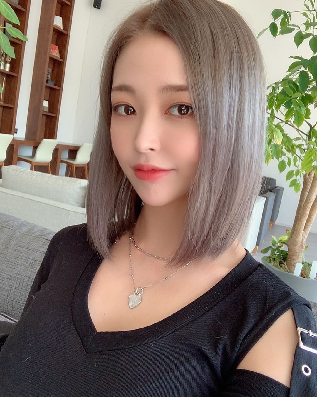 @most.ran on Instagram: “제 머리 봐주세요오옹~~~~🥰 염색도 다 똑같은 염색이라고 할 수 없죠! 비포 에포의 확연한 차이가..비포 창피해🙈 탈색 한번 씌우고 에쉬그레이로 덮어 주셨어요 ⭐️여태살면서 처음 알았어요. 염색약품이 좋으니 염색도중에 머리엉킴이 전혀 없어서 두피가…”
