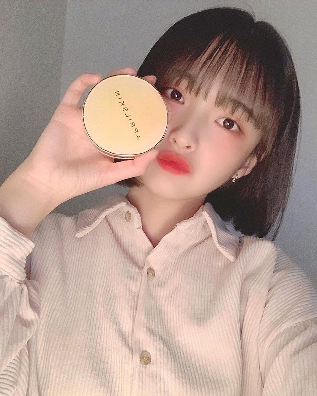 서연 on Instagram: “[에이프릴스킨 리얼 카렌둘라 앰플 광 쿠션]  피부진정+수분+미백을 다 갖춘 쿠션, 촉촉하고 지속력이 좋은 쿠션을 원하시는분들한테 추천드려요  케이스랑 꽃모양 너무 예쁘고 귀여워❀  #에이프릴스킨 #aprilskin #리얼카렌둘라앰플광쿠션…”