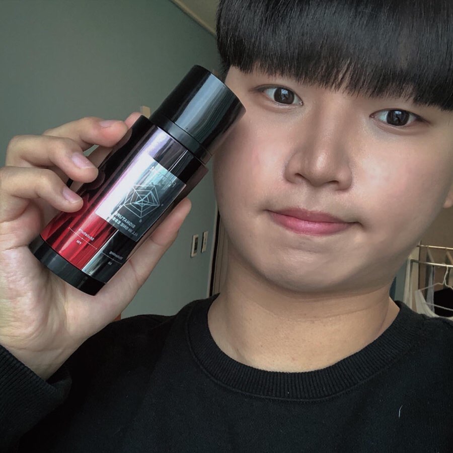 상진 (20) on Instagram: “포맨트 시그니처 올인원 에센스🙆🏻‍♂️ 귀찮은 남자들을 위해 하나로 층분하게❗️ 스킨+로션+에센스+아이크림+선크림+톤업크림을 하나로 담은 남자 에센스 아침에는 생기 충전❗️저녁에는 수분충전❗️ - - #포맨트 #forment #시그니처올인원에센스…”