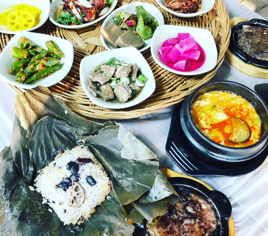 30년 전통의 떡갈비집으로 슝슝٩(ˊᗜˋ)و
한우떡갈비로 수제였당!(๑•᎑< ๑)♡ 돌솥정식과  치즈정식도 있어서 속이 든든!!(∗❛௦❛∗)
돌솥정식세트는  순두부, 된장찌게,양념게장까지  함께 나와서 완전 좋음!!(´▽`ʃƪ)♡
반찬도 시골밥상처럼 잘 나와서 내취향이당!!(ღゝ◡╹)ノ♡
곤드레돌솥밥이 나오면 먹고 누릉지 만들어 순두부찌개랑 먹으면 맛이 걸작이당!!ヾ(o˃‿˂o)ｼ

돌솥정식과 치즈떡갈비 둘다 시켰는데 완전 내취향!(˵ ͡° ͜ʖ ͡°˵) .
원조떡갈비 .
054-776-0000 .
경북 경주시 보불로 148 .
.
#경주맛집 
#경주맛집추천 #경주한정식맛집 #불국사맛집 #보문단지맛집  #경주애견동반 #경주아침식사  #경주가볼만한곳 #경주핫플 #경주여행 #경주한정식