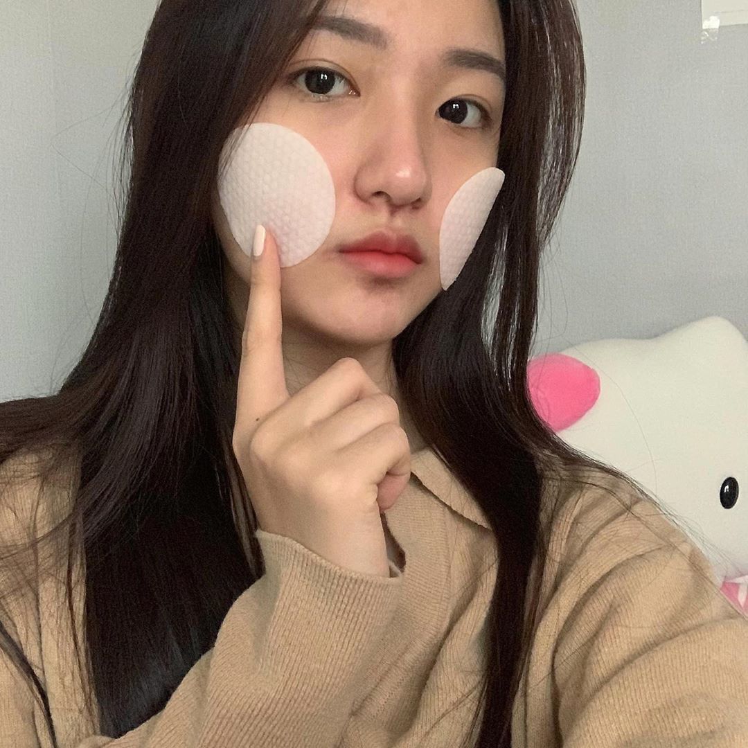 장미 on Instagram: “세수하고 바로 쓰는 로하셀 피부재난 응급패드✨✨ 양면이 다르게 되어있어서 한쪽은 각질제거 한쪽은 모공관리 해주기 딱 좋다😽❣️ 패드 크기도 커서 사실 한장으로 충분한데,, 나는 목 까지 두장씀🤛 ㅋㅋㅋ (빨간 여드름 올라왔을때 팩처럼 올려두고 있으면…”