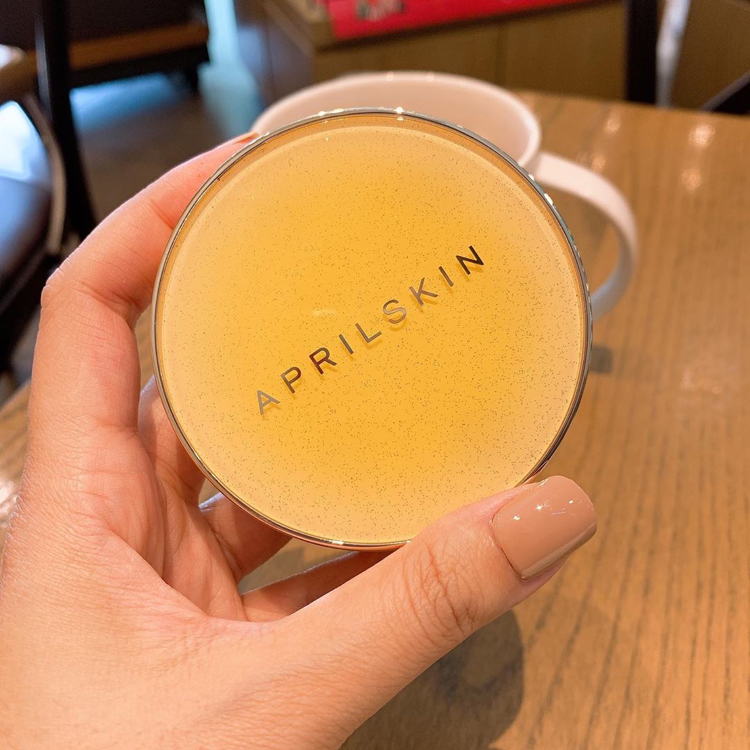 hh.lim on Instagram: “찬바람과 히터바람으로 쉽게 건조해지는 요즘🤦🏻‍♀️카렌둘라앰플광쿠션으로 바꾸고 하루종일 꿀피부 유지중🍯커버력 체고,지속력도 체고👍게다가 진정+수분+미백 3중 기능까지 모두 갖췄다니...올 겨울은 너로 정했다❣️ - #에이프릴스킨 #aprilskin…”