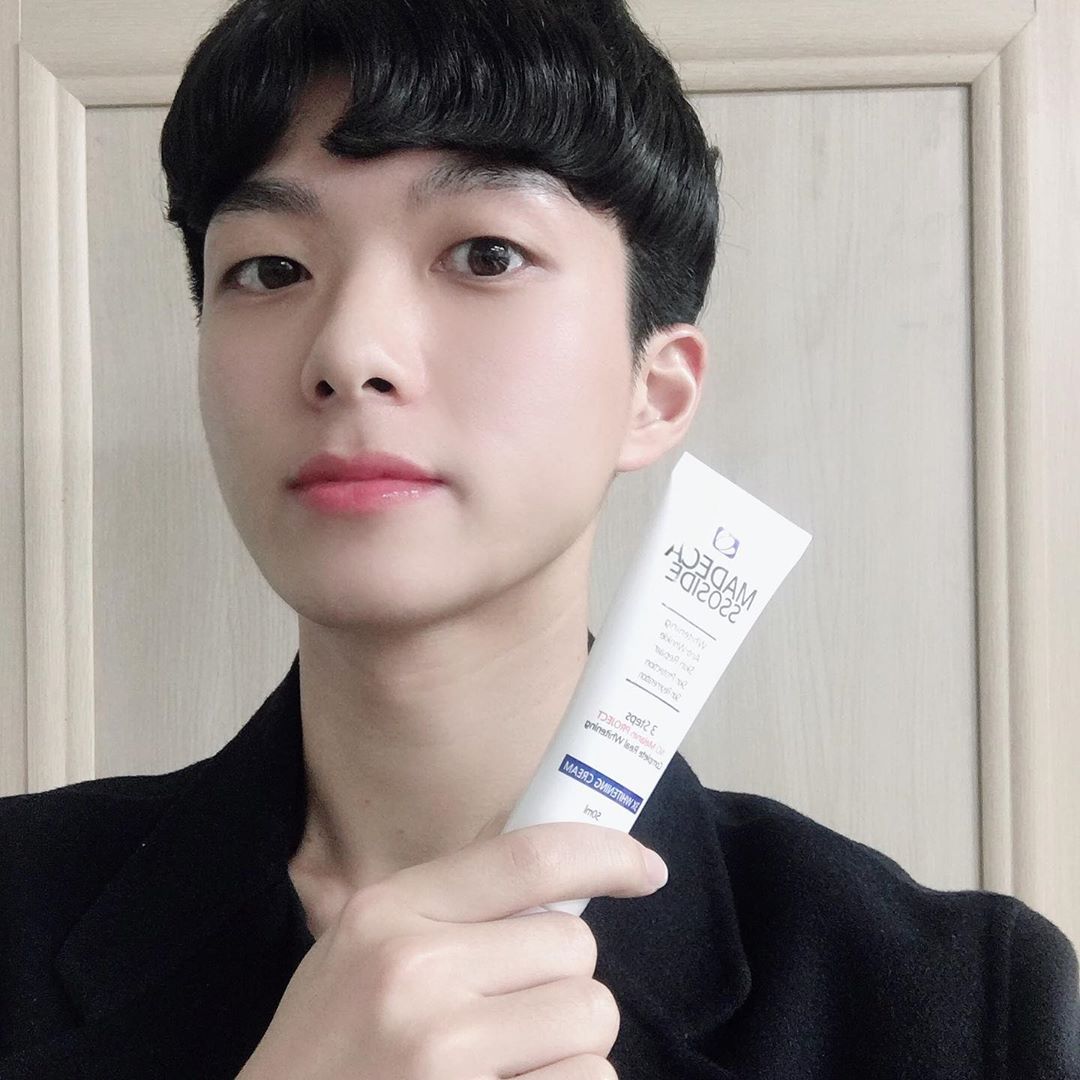 민석(Daniel) on Instagram: “마데카소사이드 크림💧 정말 솔직한 리뷰 갑니다❗️ 10월, 뮤지컬 공연 3일 내도록 하루종일 두꺼운 분장을 해서인지, 공연이 끝나고나서 피부가 푸석푸석하게 정말 많이 상했었어요.  2주가 지나도 회복이 되지 않아 '내 인생의 봄날을 이제 끝이구나'…”