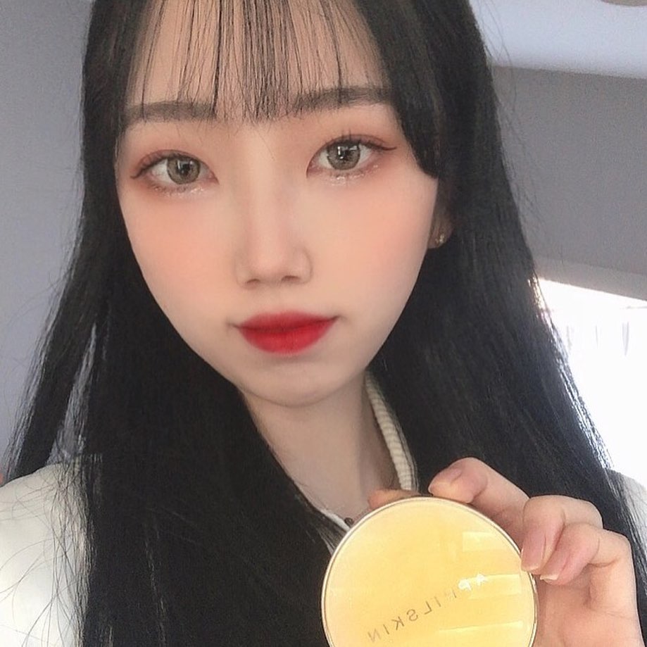 송은지 on Instagram: “✨에이프릴스킨 리얼 카렌둘라 앰플 광 쿠션✨  21호 22호 23호 3가지 색상 있어요❗️ 겨울이라 얼굴만 동동 뜨면 별로라 22호 발랐는데 자연스럽게 하얘지고 카렌둘라꽃추출물 앰플이 은은한 광채를 선사해서 하이라이트 처럼 따로 사용해도 괜찮을거…”