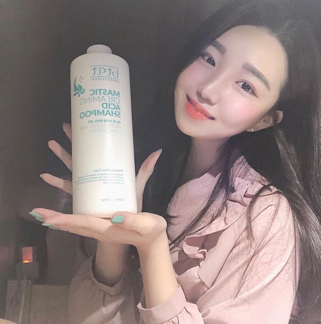 소         현 on Instagram: “매일 어피하면서 머리결도 엄청 상하고 엉키고 심각했던 내 머리카락을 살려준 샴푸💓  소량만 채취가 가능해 신의 눈물이라 불리는 매스틱 성분이 들어있어 더욱 윤기나는 머리결을 만들어줘서 어피할때도 깔끔해 보이는 효과🥰  특히 냄새가 너무 좋아서…”