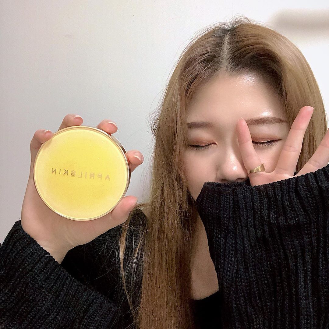 희선 on Instagram: “🌼에이프릴스킨 리얼 카렌둘라 앰플 광 쿠션🌼 ⠀ ⅰ 진정 + 수분 + 미백을 모두 담은 3중 기능 ⅱ 빛나는 속광의 비밀 쥬얼리 콤플렉스 ⅲ 마이크로 기술로 높은 커버력 ⅳ 광채 필름으로 오래가는 지속력 ⠀ 💁🏻‍♀️ 이런 분들 추천 해드려요〰️…”