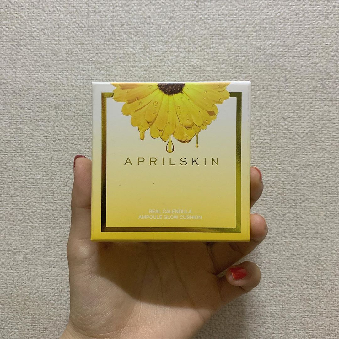 공실이 on Instagram: “에이프릴스킨 - 리얼 카렌둘라 앰플 광 쿠션 쿠션 하나에 수분+진정+미백을 모두 담은 3중 기능 카렌둘라를 함유한 수분 에센스 64%를 함유하여 리얼 수분감 👍🏻 카렌둘라는 외부 자극으로부터 진정시키는 효과가 있으며, 시카(피부보호)와…”